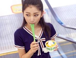 AISS爱丝(黄金版) – 有人说白色显得干净，亚美依这福利图包让我觉得更像是在洗白……哈哈。