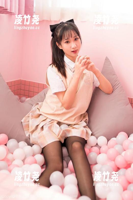 Feilin嗲囡囡 - 施忆佳KITTY一脸严肃对着奶牛，结果奶牛都不知所措–图片原图展示