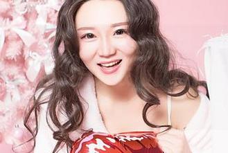 GIRLT果团网 – 王语纯的写真，剧情大反转！结果她还没穿好衣服就被拍下来了哈哈。