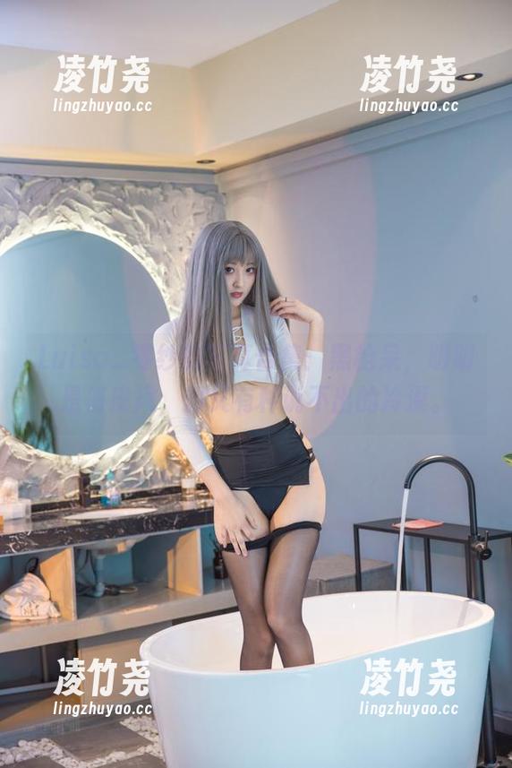 Luisa_零纱的写真合集：黑枪呆，明明是俏皮风，却又有种说不出的冷漠。