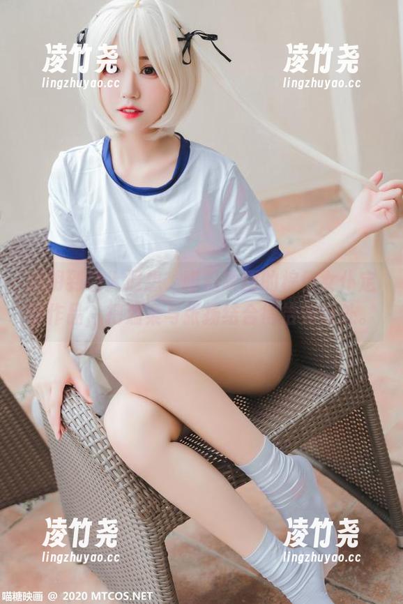 透明到让人遐想，喵糖映画的棕色女仆定制作品，把温柔与张扬结合得恰到好处。