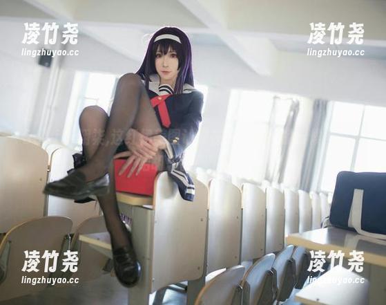 Sakiiii翎柒,这红裙美图让我在在线等待的时候，又开始胡思乱想了呀。