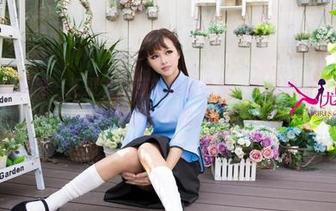 UGirls尤果网 – 汇聚艾霓莎的美脚合集，跟踪她的脚步随处流露的优雅。