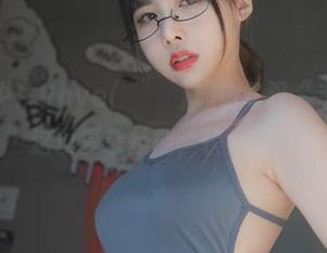 短裤更新中！Uhye(이유혜)成功驾驭“走路不掉裤”这项复杂技能，快看图片！