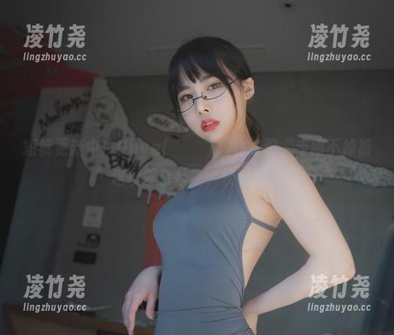 短裤更新中！Uhye(이유혜)成功驾驭“走路不掉裤”这项复杂技能，快看图片！