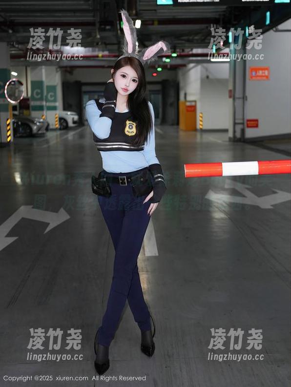 Xiuren秀人网 - 就爱徐莉芝Booty的美图，灰丝中透露出一些特别的东西。