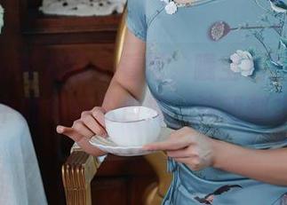Xiuren秀人网 – 看吧，曦宝儿的圣诞写真，图中的她轻松自如，连我都想参与了。