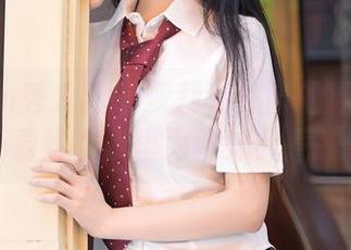 Xiuren秀人网 – 萝莉悠悠酱的泳衣合集：看她在水里为何如此惹眼？