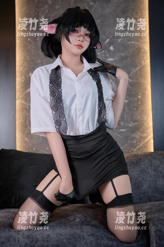 ZinieQ的灰丝写真全套，仿佛时间都慢了下来