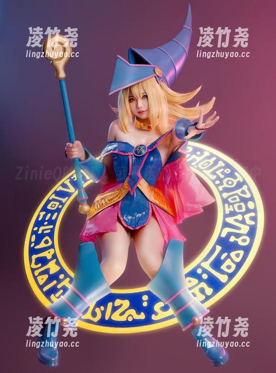 ZinieQ的写真。我是压力秘书，你的梦中情人！