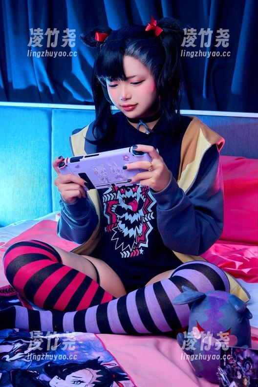 随意下载ZinieQ女仆写真，像素美如画卷！