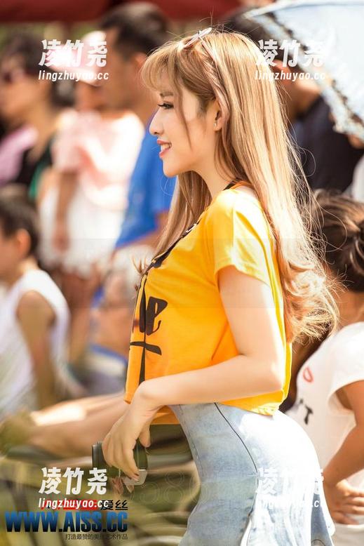 aiss - 这张欣杨的照片里，连体衣的样式更让我思考人生...