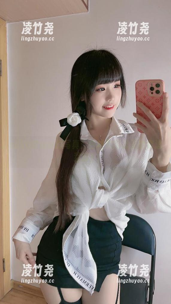 miko酱ww的写真：白裙和网盘里的穷追猛打！