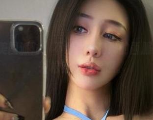微密圈 – 美图派对：不爱笑的赛琳的西服+渔网丝袜，轻松穿出时髦感。