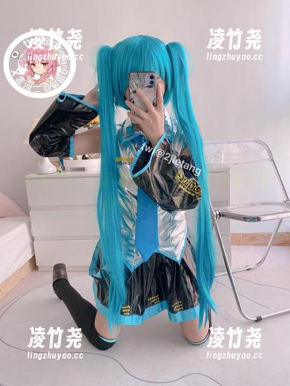 仔细探究，二阶堂宅绘子的灰色外套在线也太诱人了吧