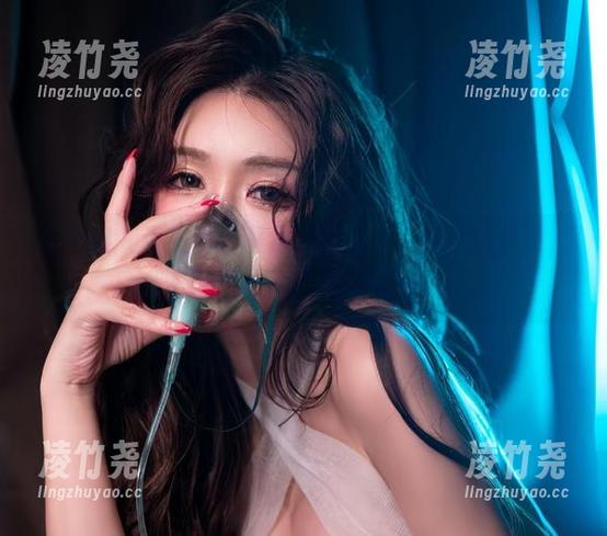 微密圈 - 于芷晴比基尼在线图片，看到这紫色，我只想说，海水也太偷心了！