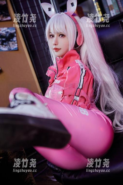精选合集：仙女月带您看泽月希娜小姐的泳装，那正是眼睛不够用。