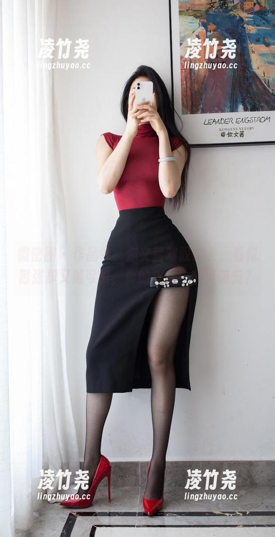 微密圈 - 作品中，你文茜驾驭皮衣，看似嚣张却又贼可爱，真的皮衣也能当萌宠？