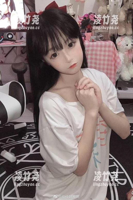 佳佳好难啊与她的网袜：套图精选，你敢单挑吗？
