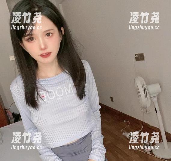倦倦喵穿着白睡衣，图包全套在手，带你感受极致的不务正业！