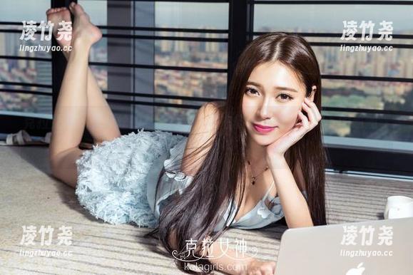 克拉女神 - 依娜丝的私房美脚，左右脚都在进行“脚下的瑜伽”挑战！