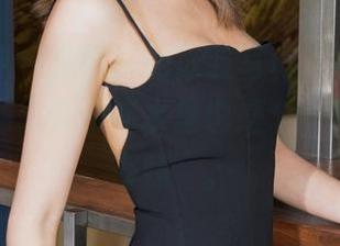 克拉女神 – 赵雨静的泳装写真，拍得我一阵脑补，想必她在水里也是个不得了的“海豚”。
