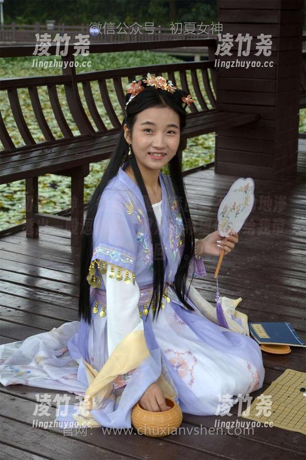 初夏女神 - 德系球服的套图毫不费力地渗透出一股逗趣感，双双我希望你能给我带个队员回家。