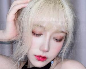 别眨眼！啾小妍Deer的金发芭比在高清图库里闪闪发光，眼花缭乱！