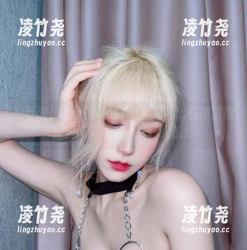 别眨眼！啾小妍Deer的金发芭比在高清图库里闪闪发光，眼花缭乱！
