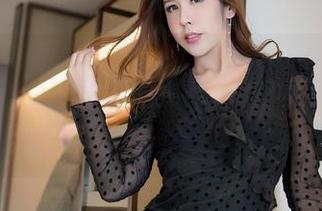 嗲囡囡 – 江念鱼修女写真：前景的肃穆与背景的滑稽，合在一起搞个略显尴尬的dance。