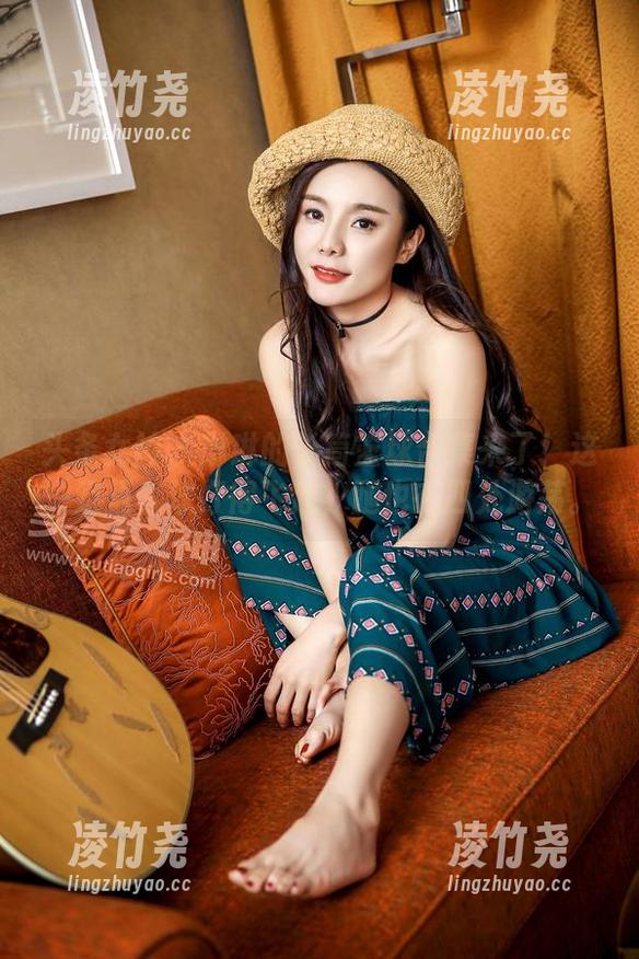 头条女神 - 琳琳的长筒篮球合集来了！这一组里，球打得飞起，腿也在四处游荡。