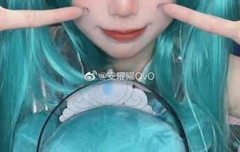 安曜曜红裙写真，有种出乎意料的直击原图的劲道，不自觉就放空思绪，产生那些不明的联想…