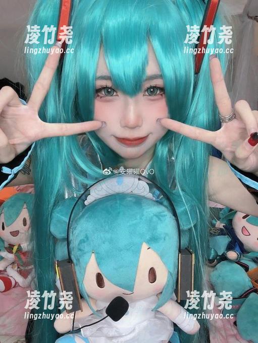 安曜曜红裙写真，有种出乎意料的直击原图的劲道，不自觉就放空思绪，产生那些不明的联想…