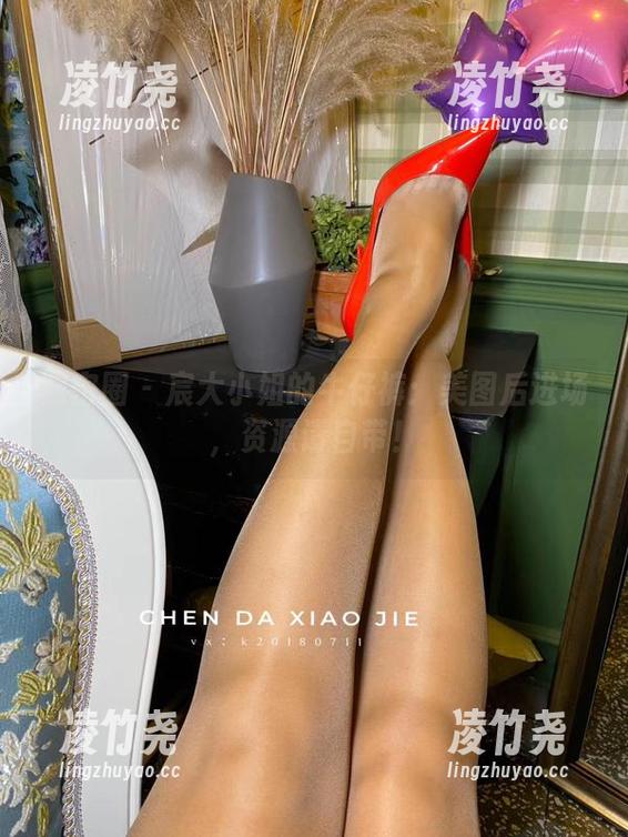 微密圈 - 宸大小姐的牛仔裤：美图后进场，资源请自带！