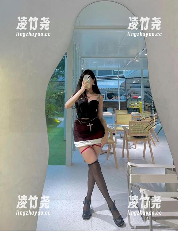 微密圈 - 小猫咪ck的学妹拍摄，原图像是偷偷在学校里溜达！