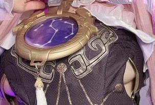 八重巫女，小瑶幺幺这版cos，涂妆和摆姿势技巧不要太溜。