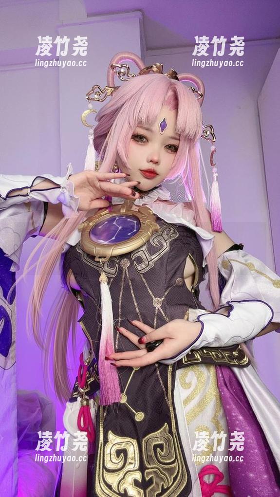 八重巫女，小瑶幺幺这版cos，涂妆和摆姿势技巧不要太溜。