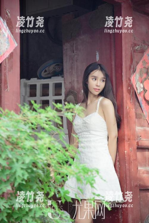 尤果网 - 懒洋洋的午后，霓梓心的双马尾写真让我想起了那个夏天，图里有点怀旧色彩。