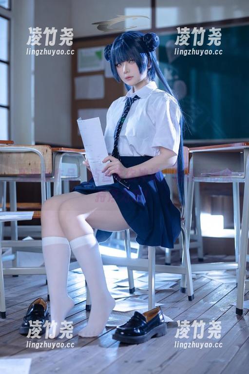 死库水作品：屿鱼带你冲浪，但请记得保持浮力哦！