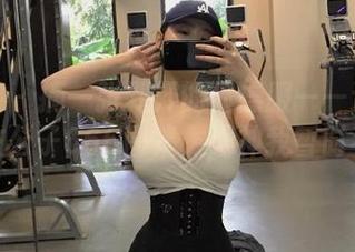 微密圈 – 摘一张剥开的体操服——这是最新的左公子666图集，眼神我暂时不说。