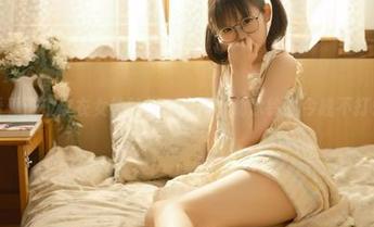 来看看这位皮衣女神的福利原图，幼水铃衣今晚不打烊！