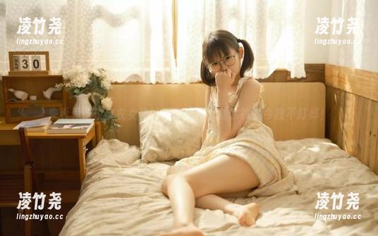来看看这位皮衣女神的福利原图，幼水铃衣今晚不打烊！