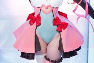 星之迟迟的白色作品集，白得真有意思，简直像奶油蛋糕掉了半边！
