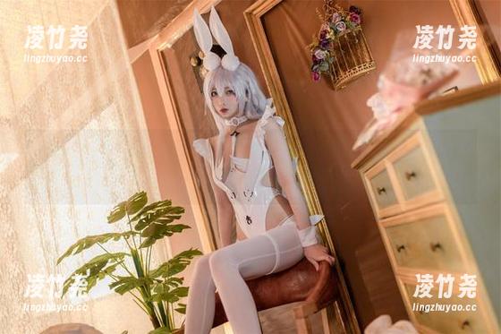 杏仁曲奇的眼镜娘角色扮演，随便一马，看这高叉女仆美图多诱人！