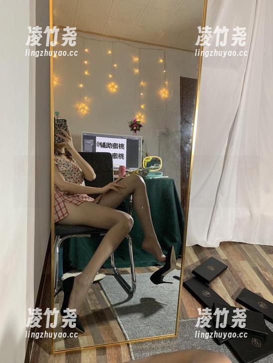 微密圈 - 私拍里的学姐，桃脱了不得不说她会抓住你的目光