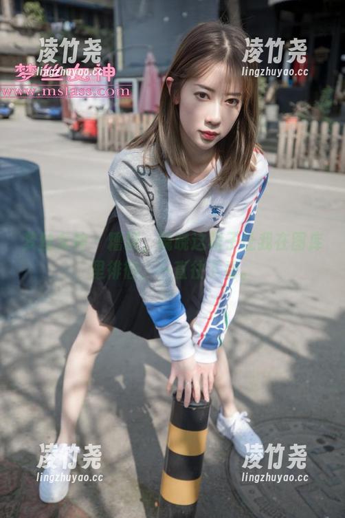 梦丝女神 - 糟糕，晓晓这裙子让我在图库里徘徊，一直往下看。