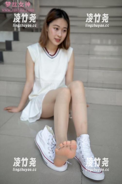 梦丝女神 - 香萱的私房图集:白如云朵,带点梦游的气息? 梦丝女神 - 香萱的私房图集:白如云朵,带点梦游的气息?