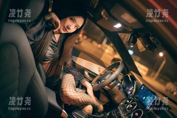或许我有点偏心，但源纱希喵喵喵的《申鹤》写真原图，有一股无法言喻的魔力，让人想偷看个够。