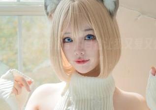 “翻开图片册，狐洛洛子的自拍让我又爱又恨，难道你们也一样？”。
