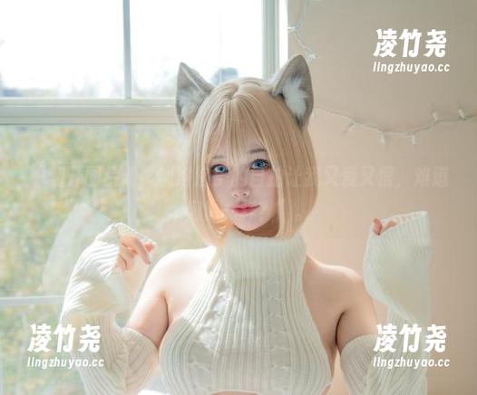 “翻开图片册，狐洛洛子的自拍让我又爱又恨，难道你们也一样？”。